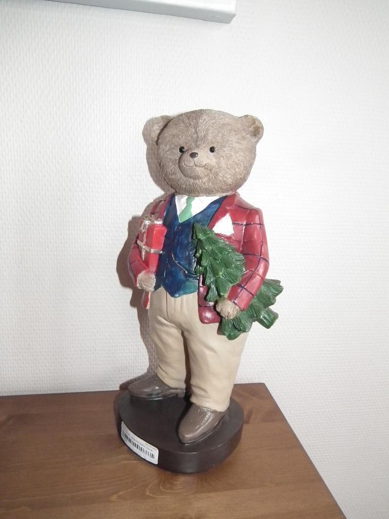 Beer van hars (met cadeau en boom), hoogte 34 cm., Verzenden, Nieuw