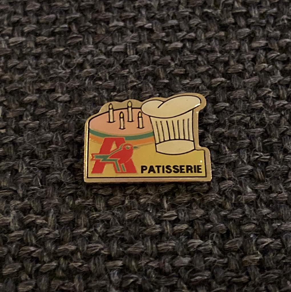 PIN - AUCHAN - PATISSERIE, Verzenden, Gebruikt, Overige onderwerpen, Speldje of Pin