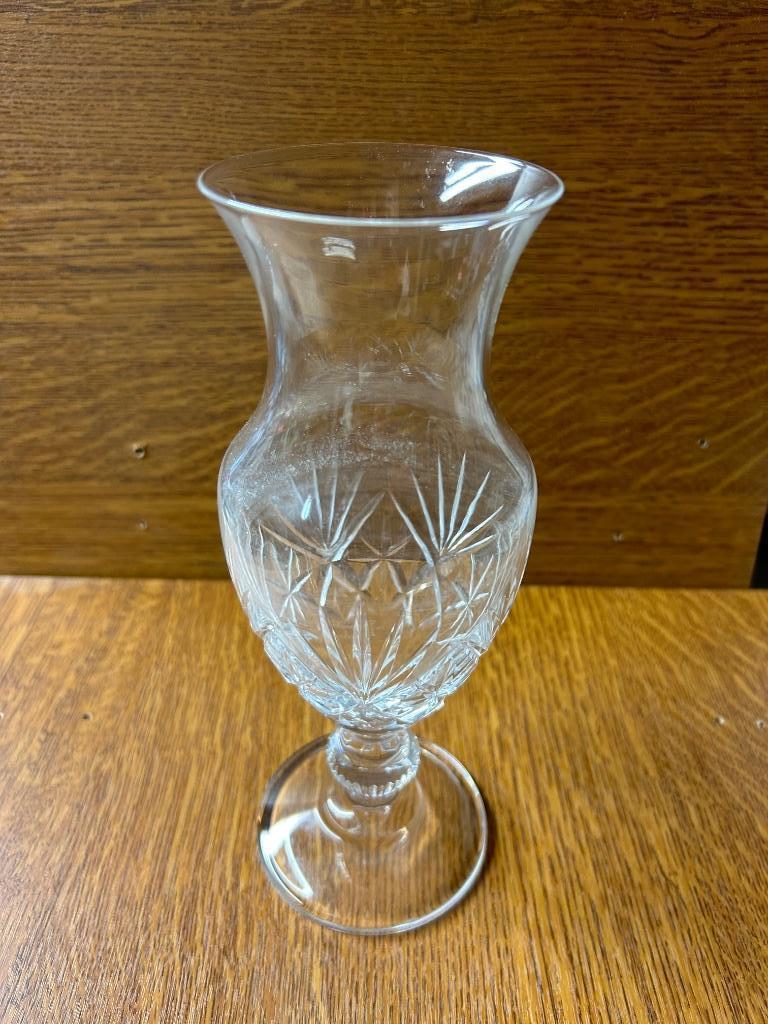 Vaas op voet in geslepen glas, Ophalen, Zo goed als nieuw, Glas