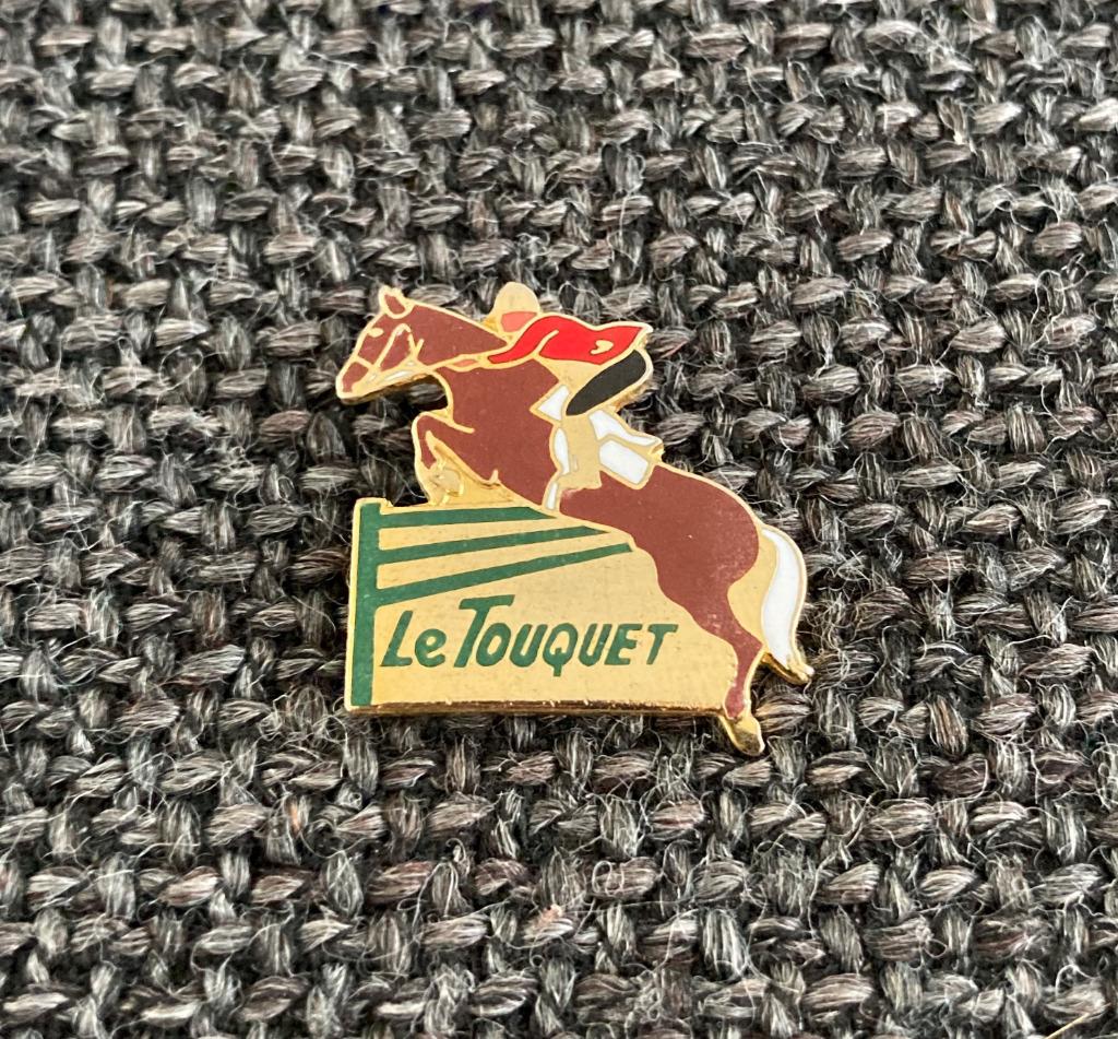 PIN - LE TOUQUET - JUMPING - PAARD - PAARDRIJDEN, Envoi, Utilisé, Sport, Insigne ou Pin's