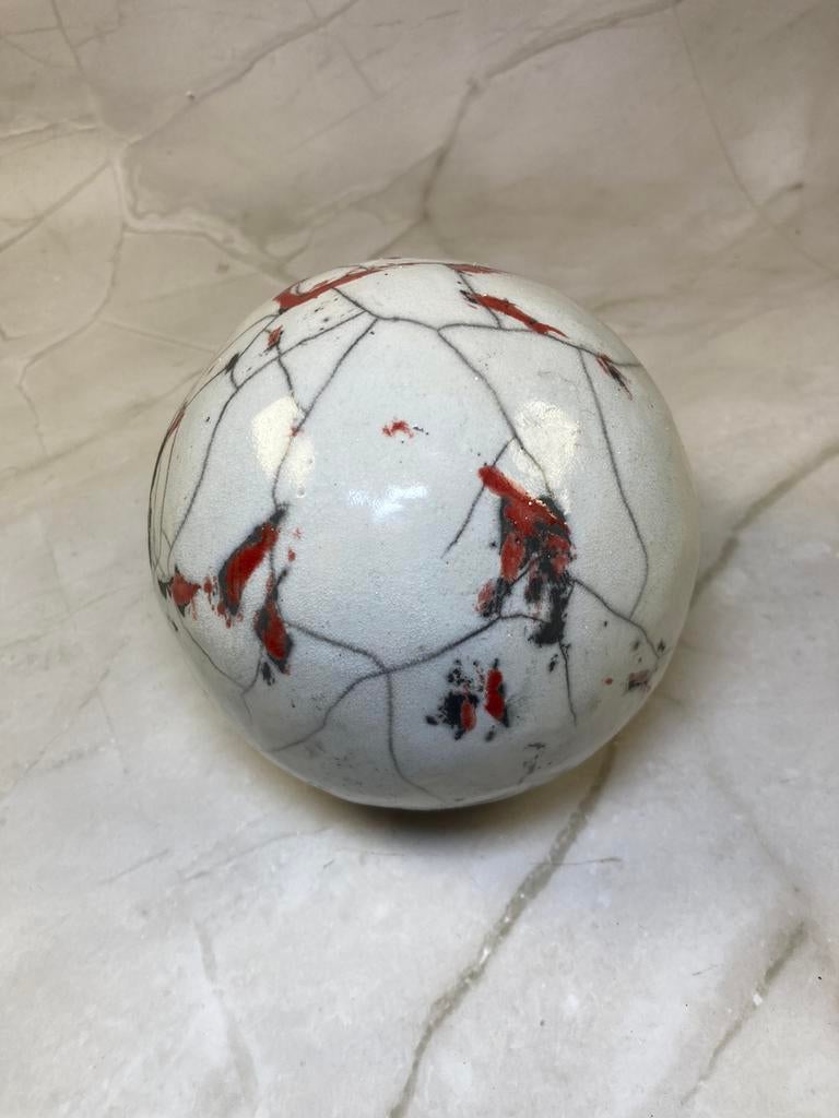 Sphère en céramique raku avec glaçure craquelé accent rouge, Antiquités & Art, Antiquités | Céramique & Poterie, Enlèvement ou Envoi