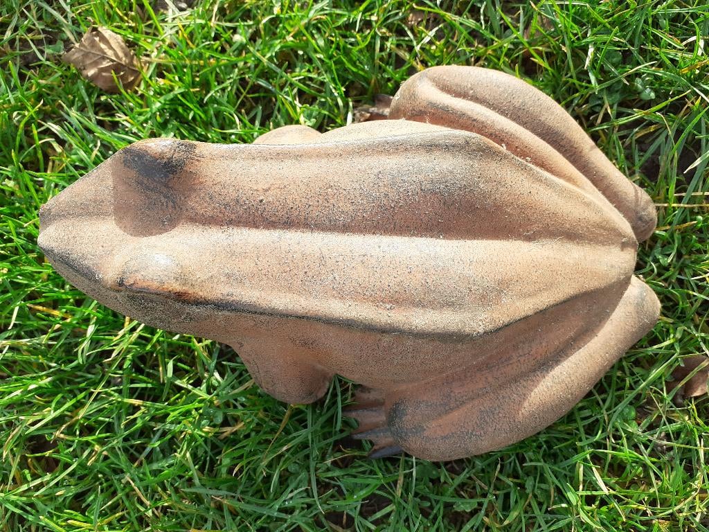 GRANDE GRENOUILLE EN FONTE PATINEE BRUNE, Jardin & Terrasse, Enlèvement ou Envoi, Comme neuf, Autres matériaux, Animal