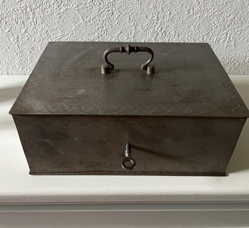 vintage geldkoffer in metaal, Ophalen