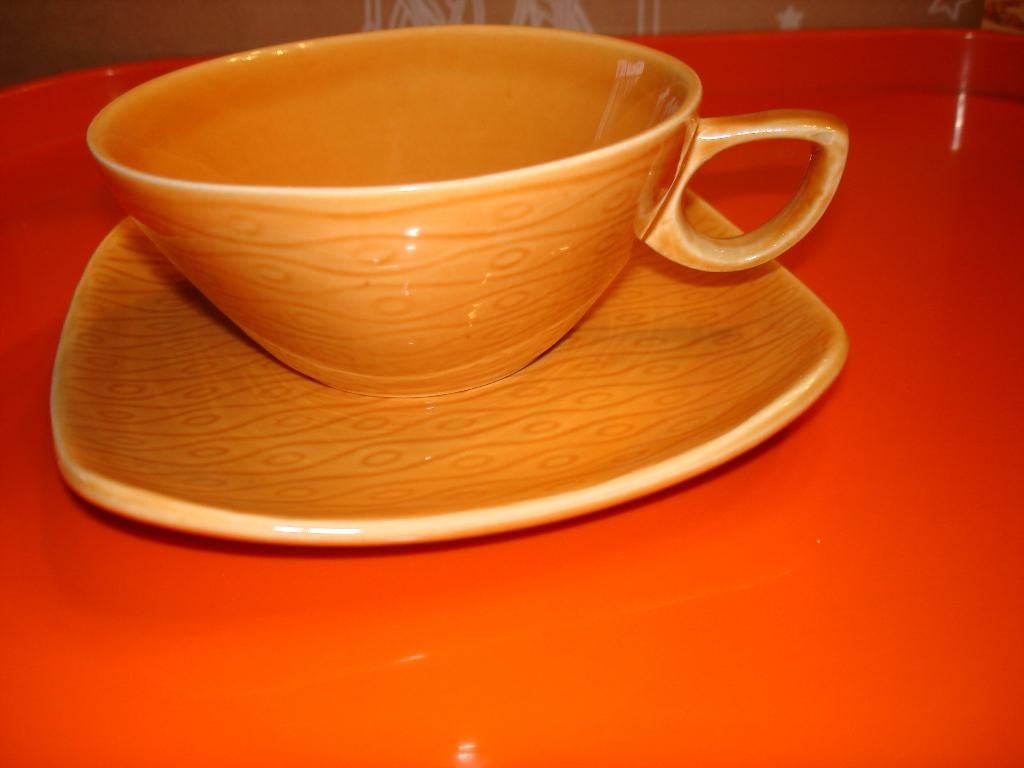 1 tasse avec soucoupe --- New Time Boch Frères ---, Antiquités & Art, Antiquités | Céramique & Poterie, Enlèvement ou Envoi