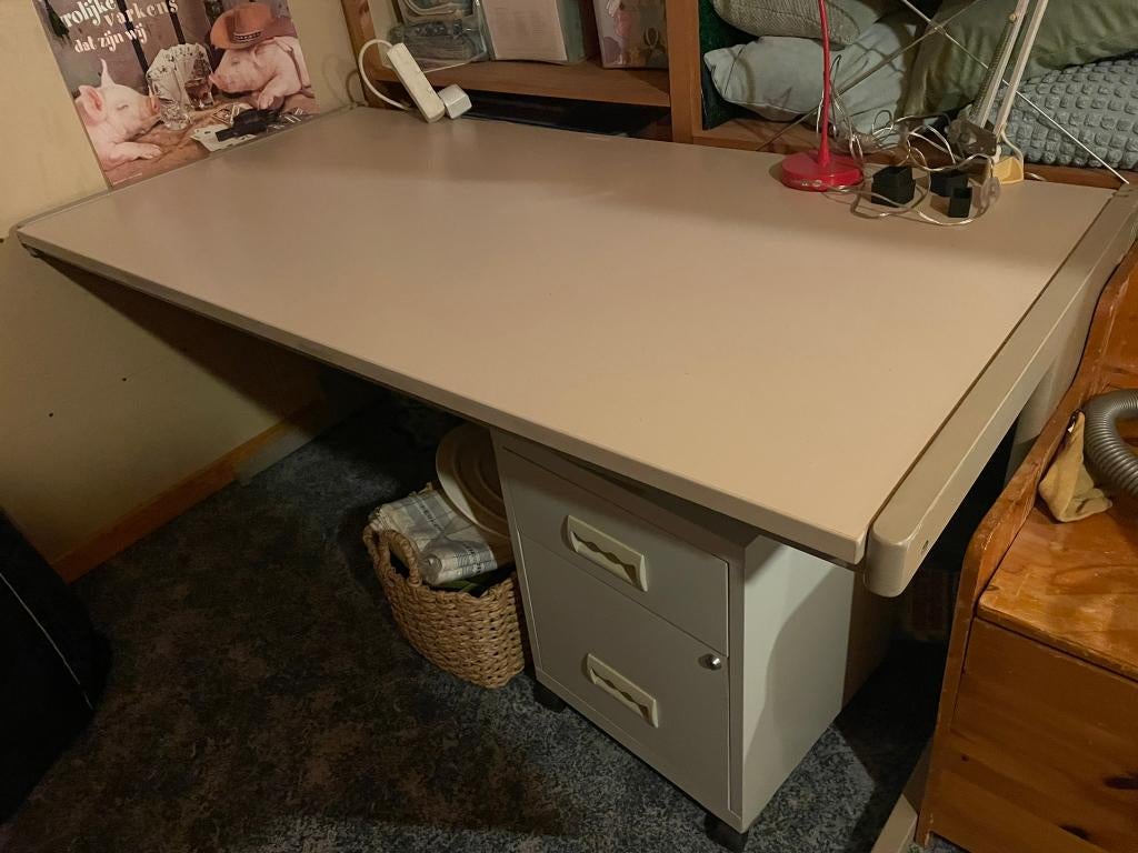 bureau en métal, Enlèvement, Utilisé
