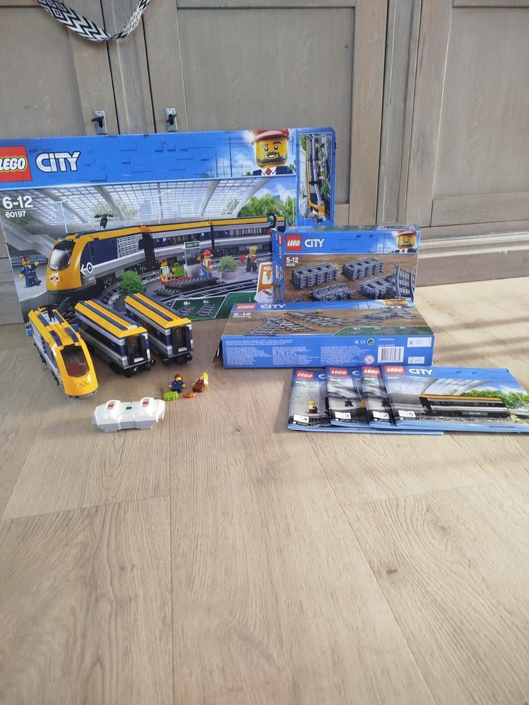 Lego City trein 60197 + extra sporen, Ophalen of Verzenden, Zo goed als nieuw