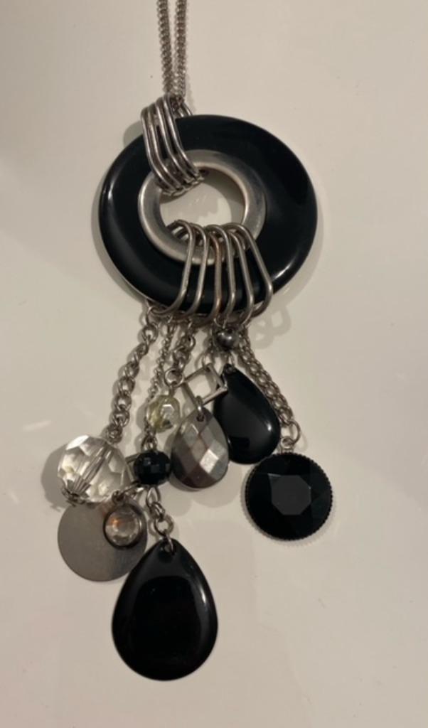 Zilverkleurige halsketting met hanger, Bijoux, Sacs & Beauté, Colliers, Enlèvement ou Envoi, Synthétique, Utilisé, Avec pendentif