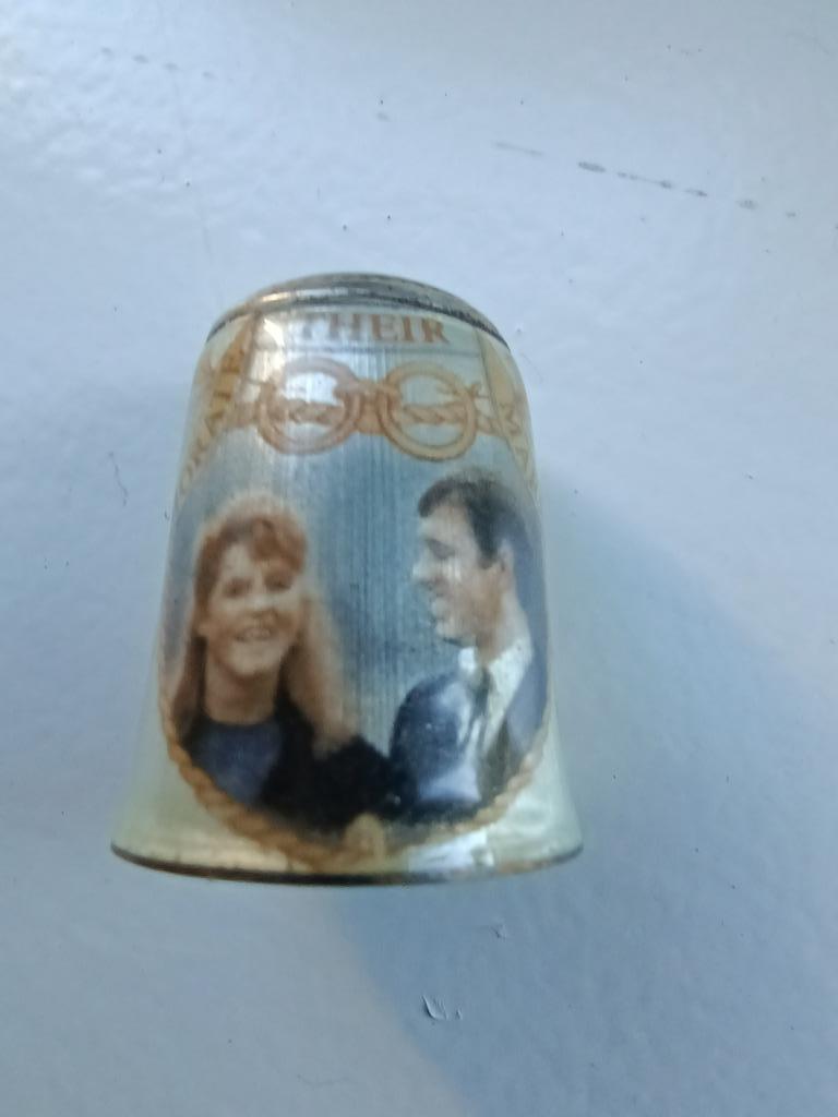 vingerhoedje verloving Prince Andrew en Lady Sarah Ferguson, Verzamelen, Vingerhoedjes, Verzenden, Zo goed als nieuw, Tin
