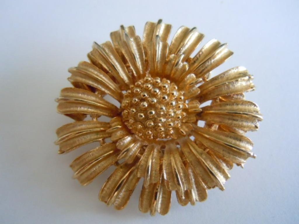 Broche vintage en forme de marguerite ou de tournesol "Coro", Bijoux, Sacs & Beauté, Enlèvement ou Envoi, Or, Comme neuf, 4 à 7 cm