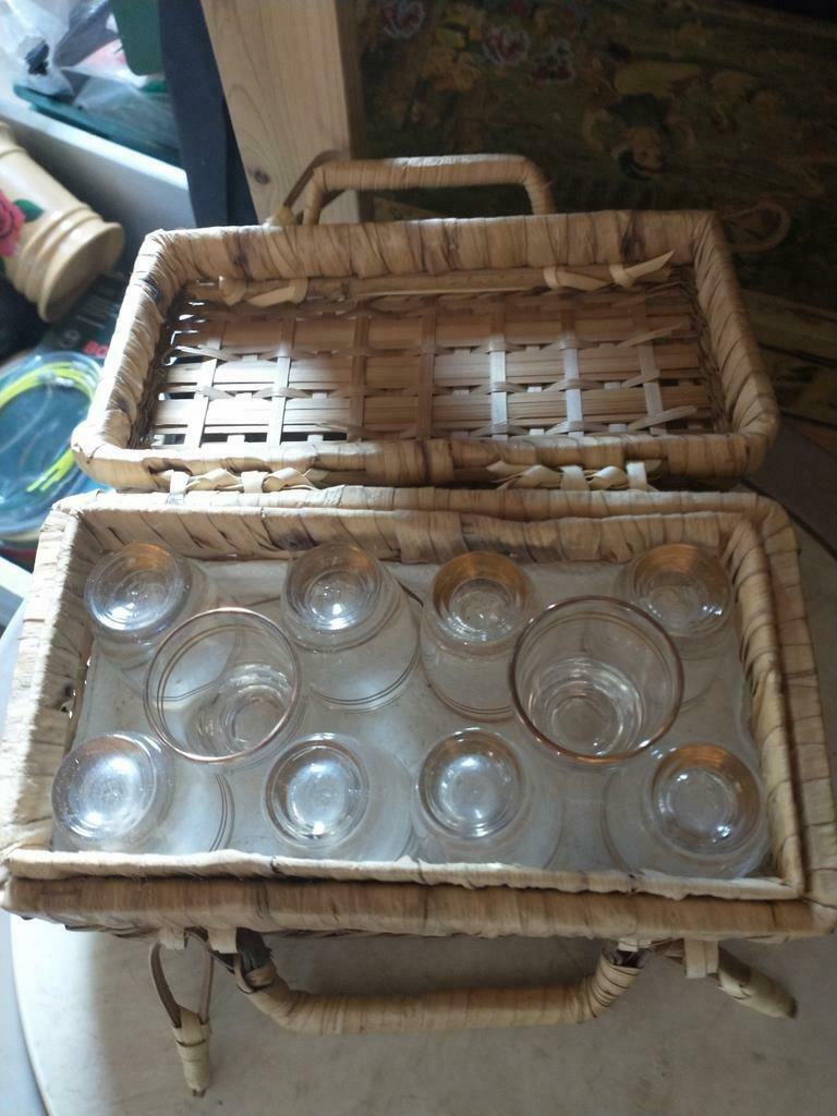 Rieten mandje met oude borrelglaasjes, Ophalen of Verzenden, Zo goed als nieuw