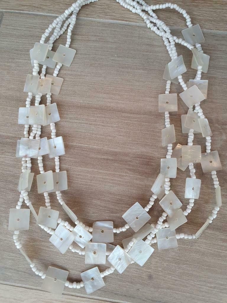 Mooie witte schelpenketting te koop, Bijoux, Sacs & Beauté, Colliers, Enlèvement ou Envoi, Comme neuf, Blanc, Synthétique