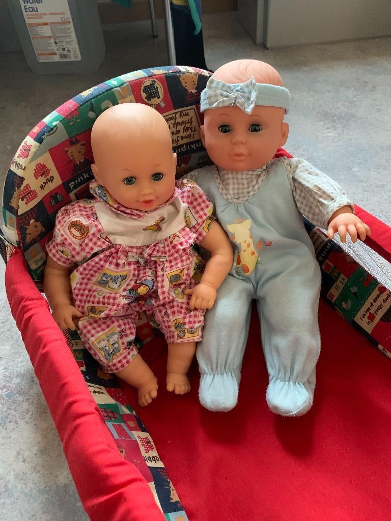 3 (2 zachte) poppen en poppenbedje, Ophalen, Zo goed als nieuw, Babypop