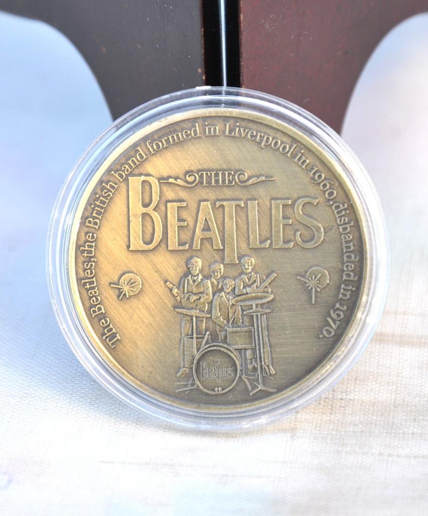 medaille en boite plexi Beatles 1960/1970, Enlèvement ou Envoi, Autres matériaux