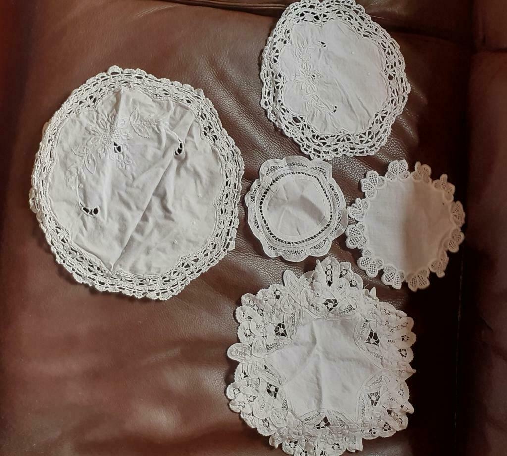 §  5 anciens napperons tissu broderie et crochet, Enlèvement ou Envoi