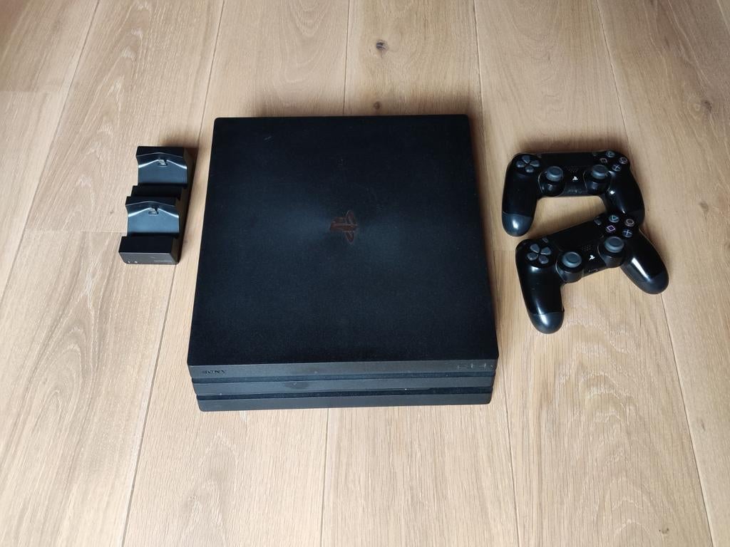 1 PS4 Pro 1 TB, 2 bakjes, 3 games, Enlèvement