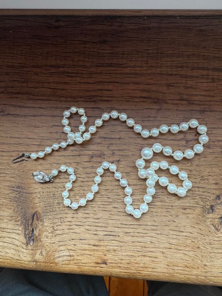 Collier perle et boucle or blanc, Enlèvement, Comme neuf, Blanc, Or