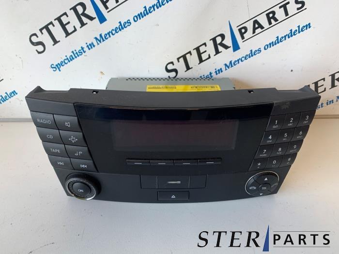 Radio CD Speler van een Mercedes E-Klasse, Auto-onderdelen, Elektronica en Kabels, Mercedes-Benz, Gebruikt, 3 maanden garantie
