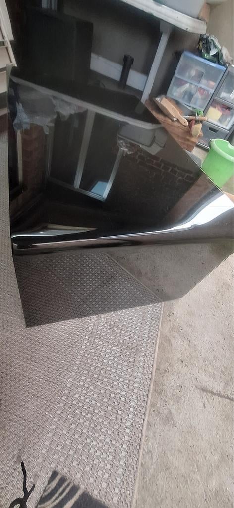 Table basse noire en verre, Enlèvement