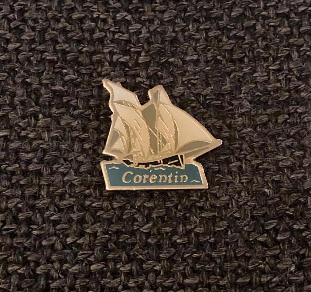 PIN - CORENTIN - VOILIER - ZEILBOOT, Envoi, Utilisé, Transport, Insigne ou Pin's