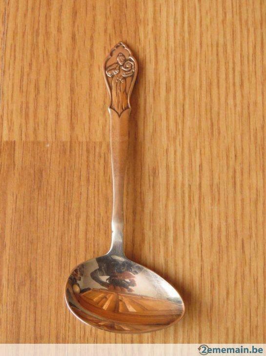 Cuillère en argent avec motif mère a l'enfant signé Nutricia
