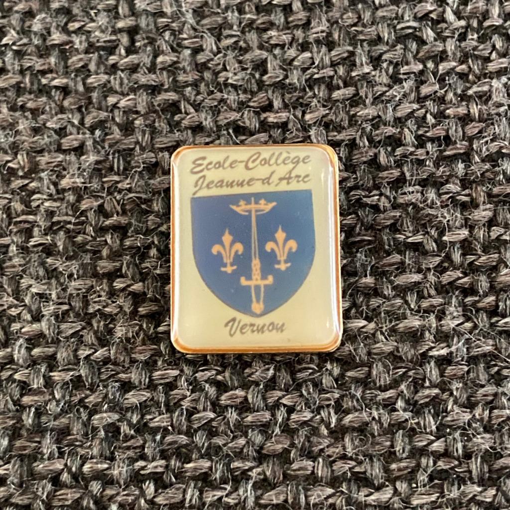 PIN - ECOLE - COLLEGE - JEANNE D'ARC - VERNON, Envoi, Utilisé, Autres sujets/thèmes, Insigne ou Pin's