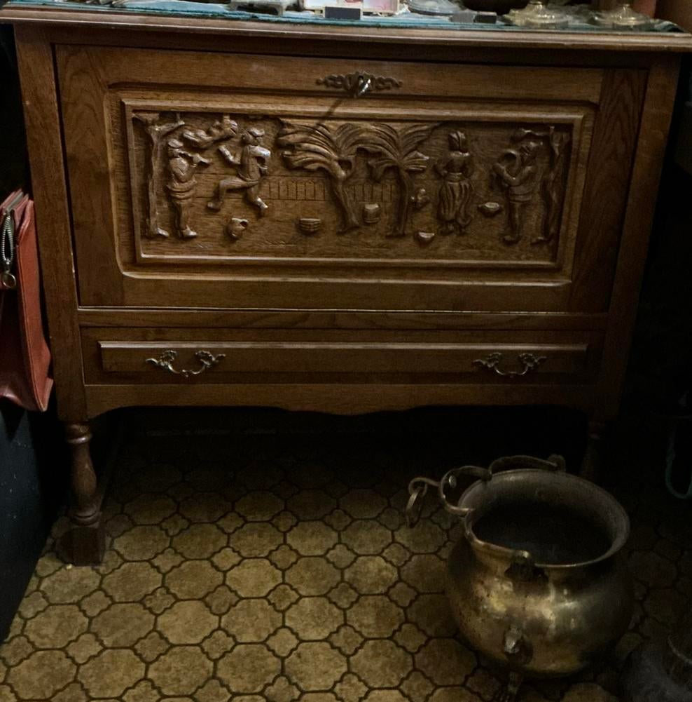 Antique carved wooden cabinet with figural relief and ornate, Antiquités & Art, Antiquités | Meubles | Armoires, Enlèvement