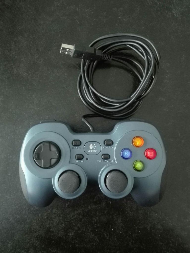 Logitech F510 & Thrustmaster controllers en handleiding, Informatique & Logiciels, Joysticks, Utilisé, Enlèvement ou Envoi