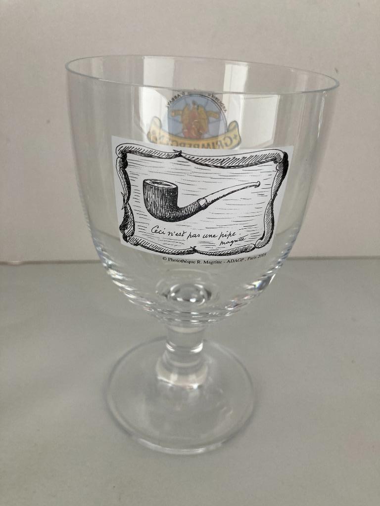 Magritte " Ceci n'est pas une pipe " 2005 / Grimbergen glas, Verzamelen, Ophalen of Verzenden, Zo goed als nieuw, Gebruiksvoorwerp