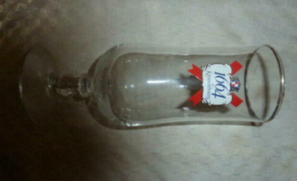 bier glas 1664 DE KRONENBOURG - op voet, Verzamelen, Glas en Drinkglazen, Ophalen of Verzenden, Gebruikt, Bierglas