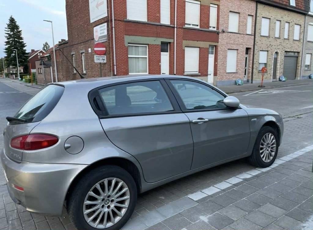 Alfa Romeo 147 1.6 benzine, Autos, Alfa Romeo, Argent ou Gris, Achat, Commande vocale, Noir