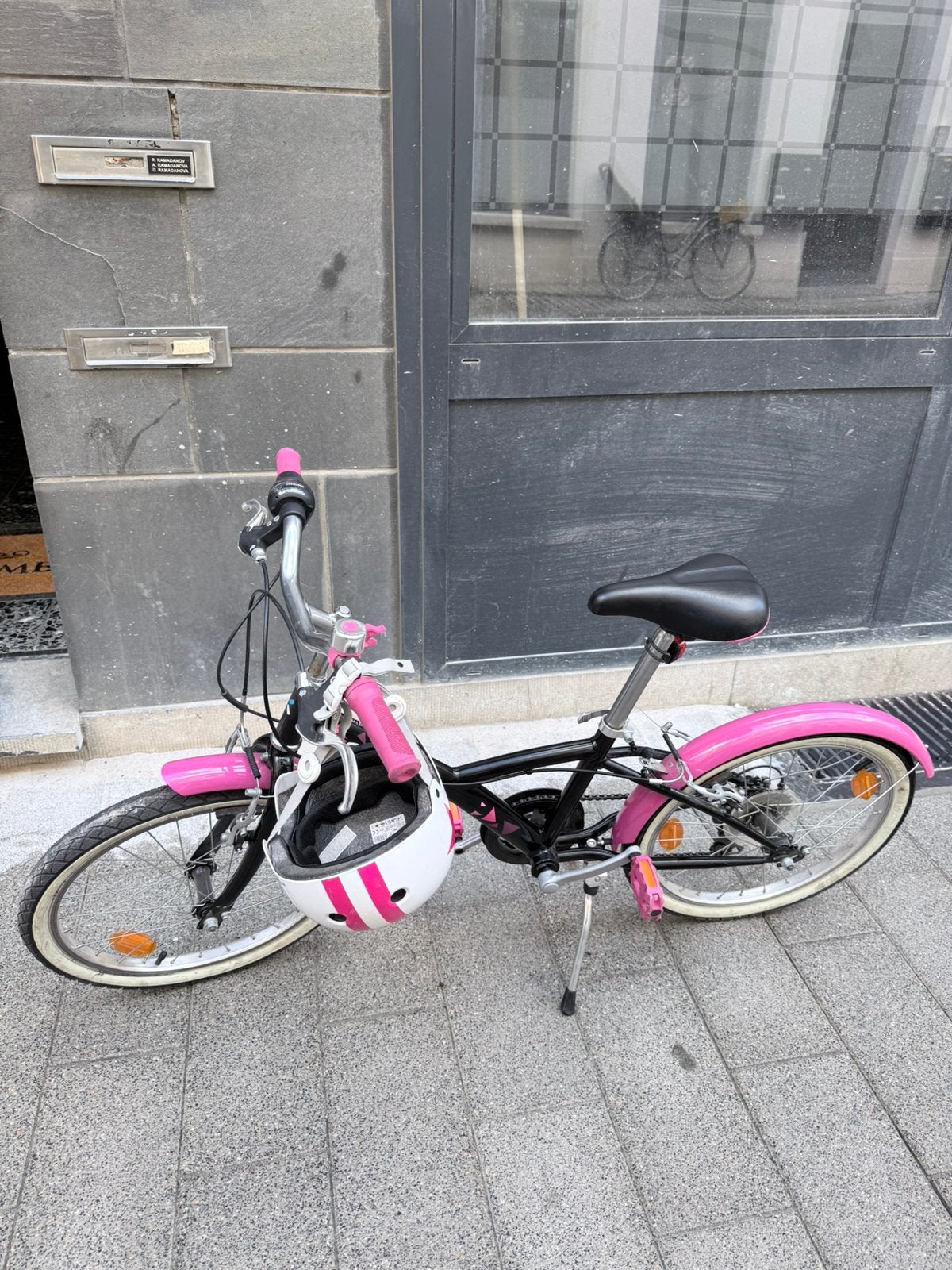 Meisjesfiets 20 inch zwart/roze + helm, Fietsen en Brommers, Fietsen | Meisjes, Gebruikt, 20 inch, Versnellingen, Ophalen