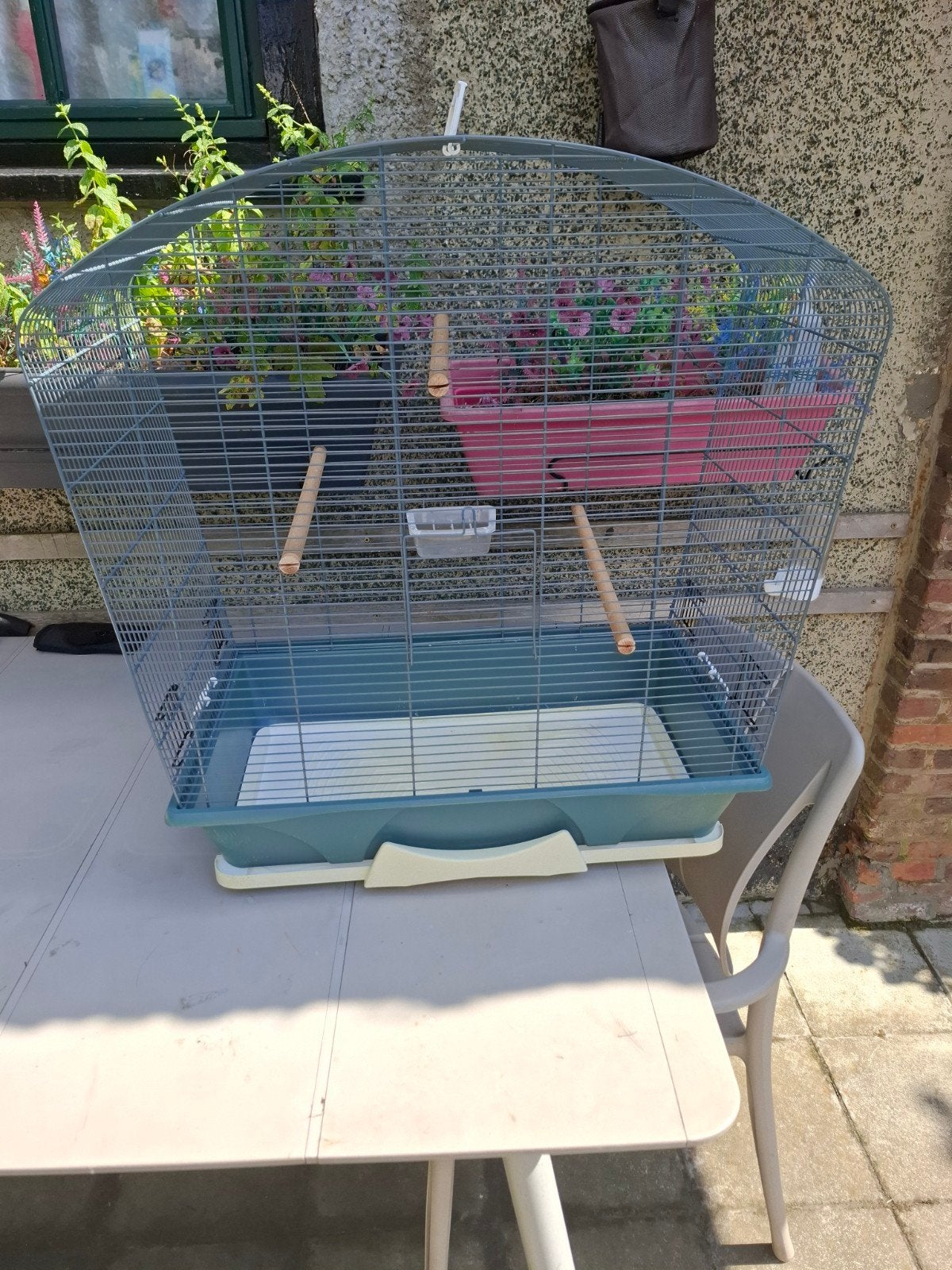 une grande cage