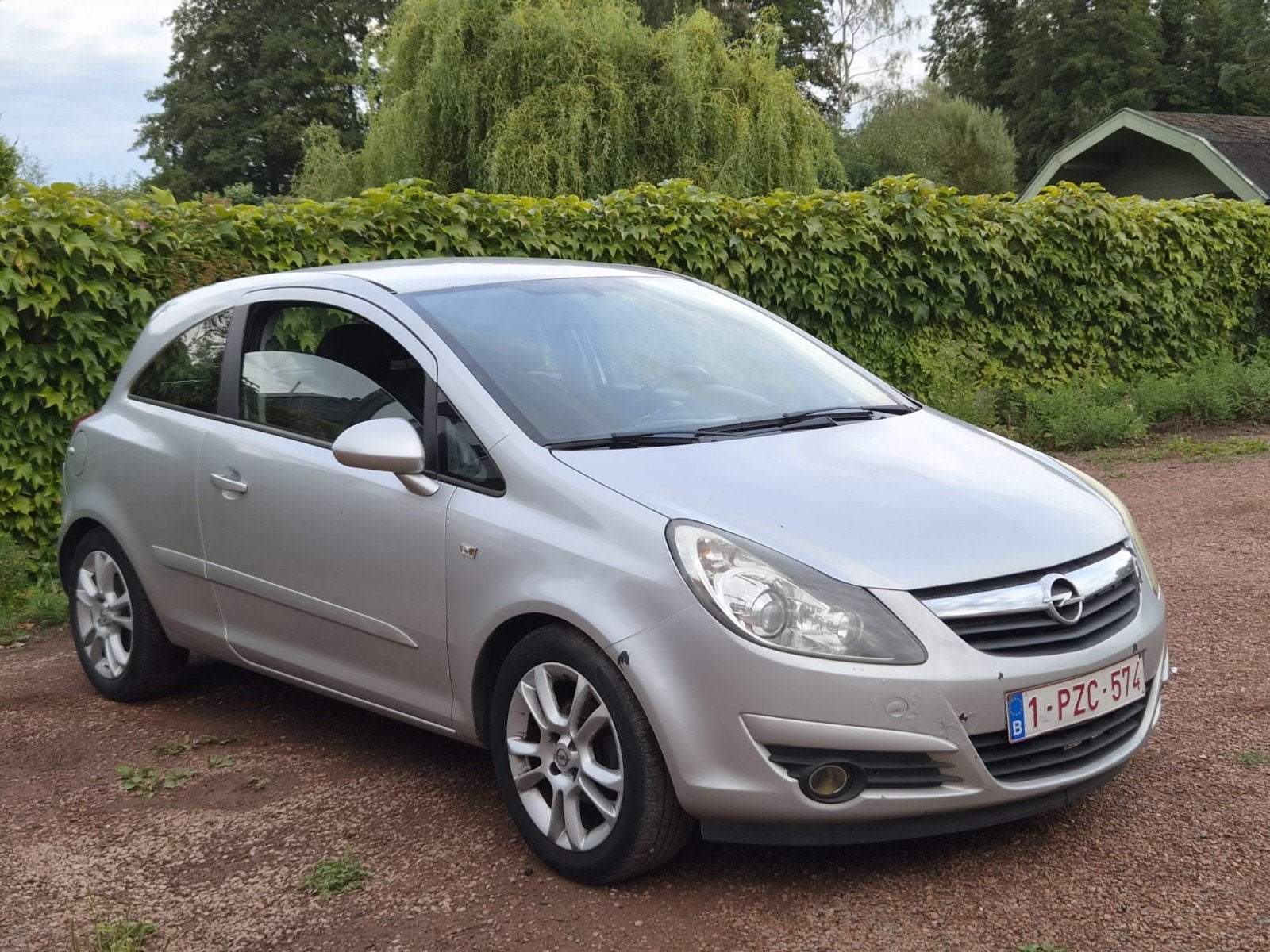 opel corsa Benzine 1.4 
bj 2008
193.000km
Xenon 
start rijd