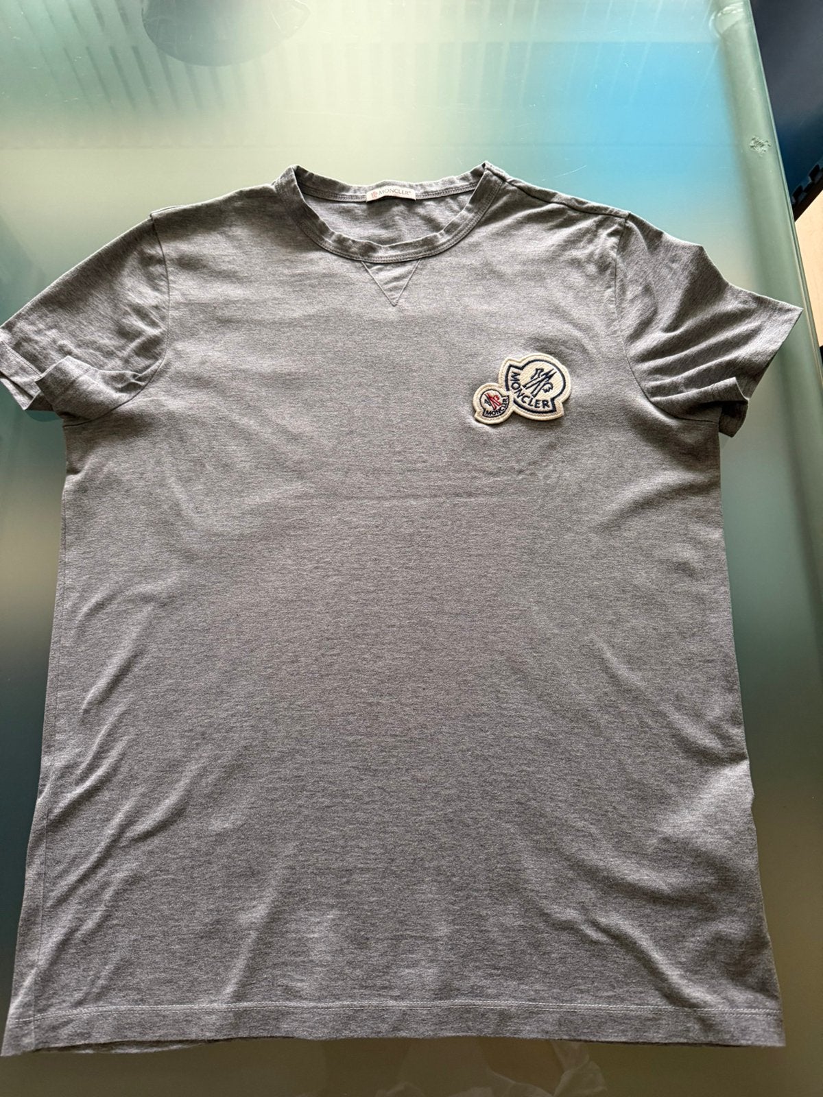 T-shirt gris Moncler pour homme, Envoi, Comme neuf, Gris