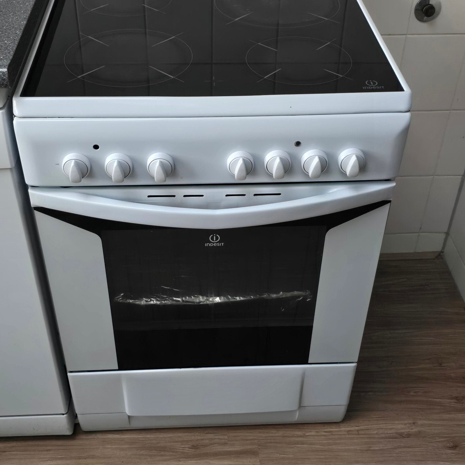 Indesit Elektrisch Fornuis met Keramische Kookplaat, Elektronische apparatuur, Fornuizen, Ophalen of Verzenden, Elektrisch