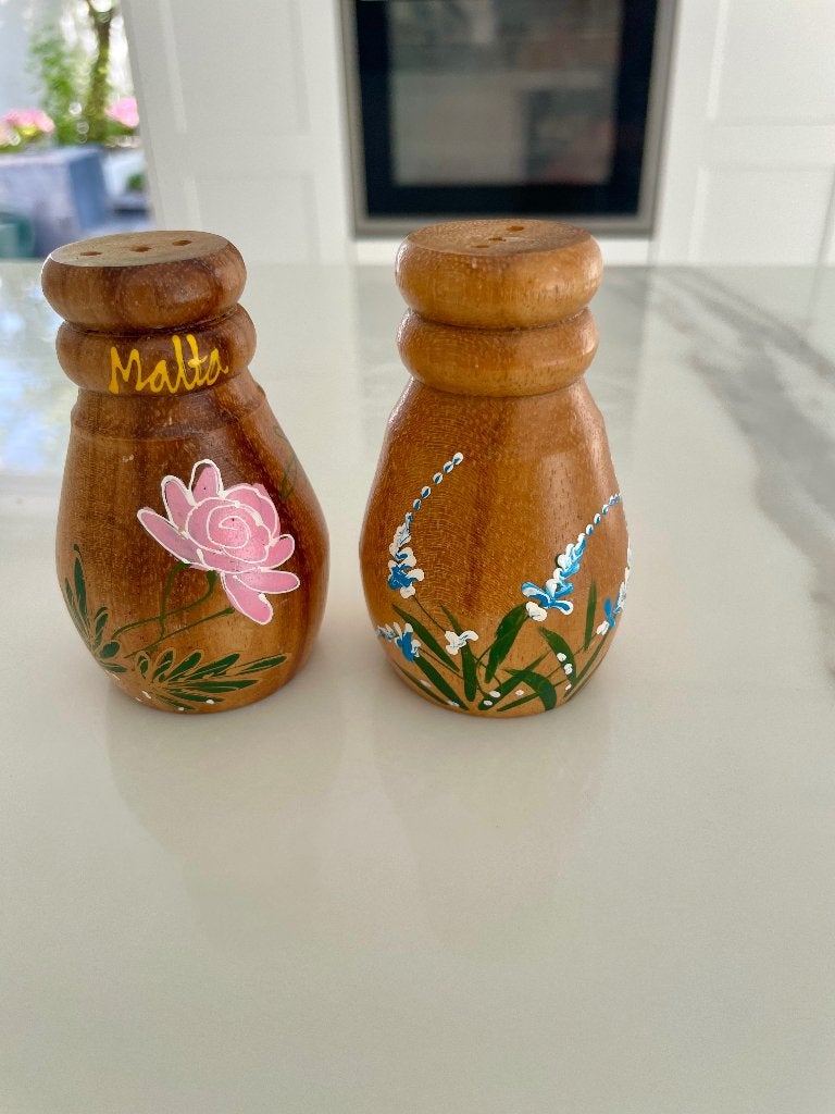 Salière et poivrière vintage en bois peint à la main - Malte, Enlèvement ou Envoi