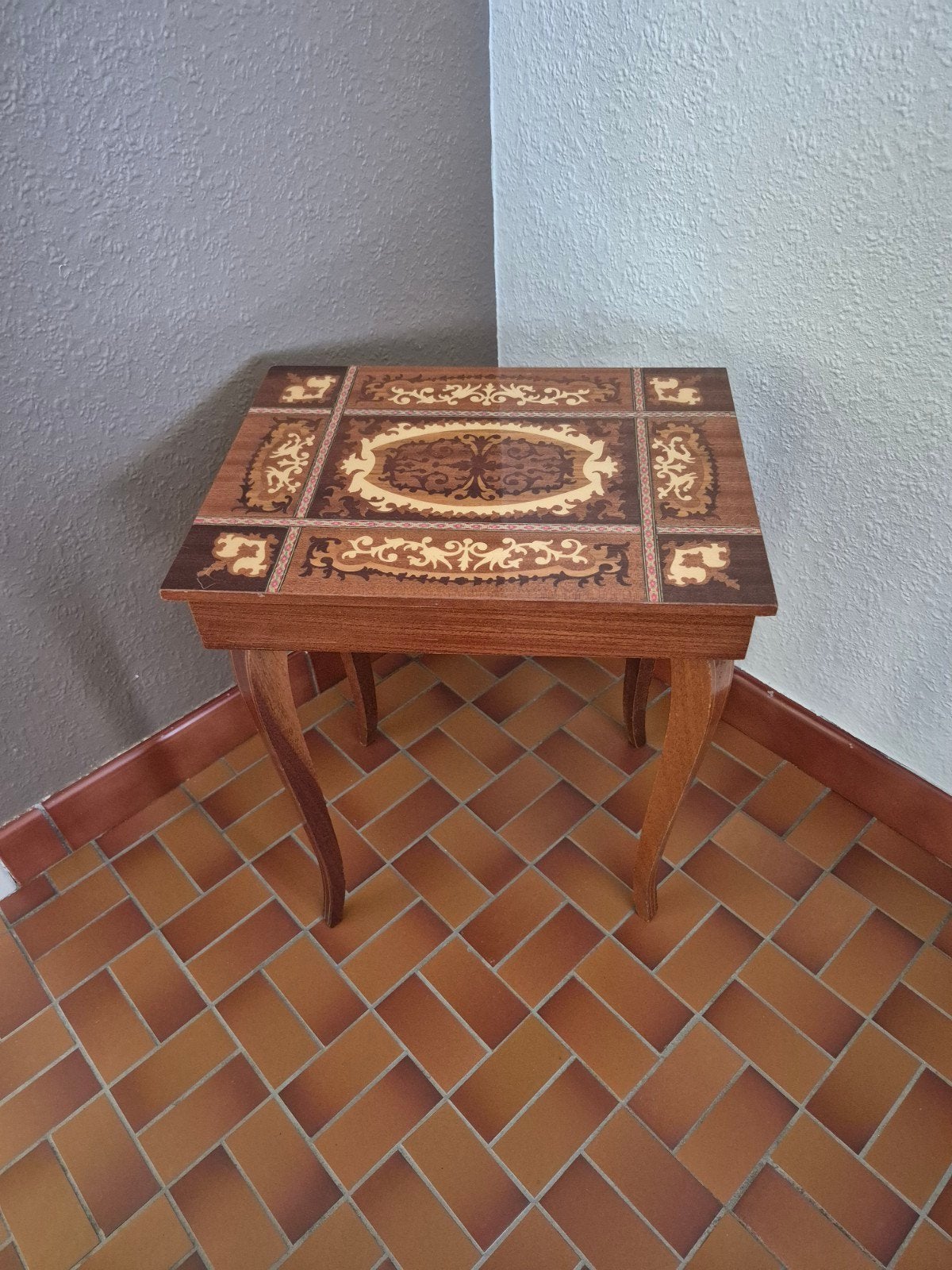 juwelen tafeltje, Ophalen