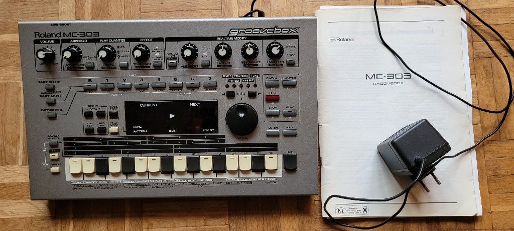 MC-303 Groovebox + adapter + NL handleiding, Muziek en Instrumenten, Ophalen, Gebruikt, Roland