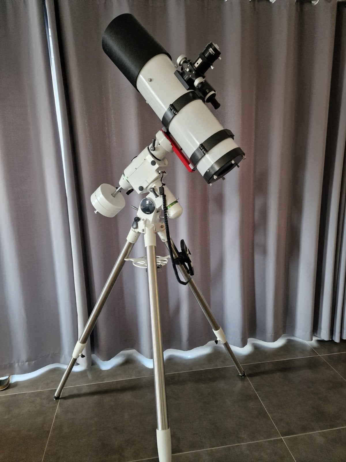 Aangeboden telescoop 150/600 6inch F4 met HEQ5 Pro GOTO, TV, Hi-fi & Vidéo, Télescope réflecteur (miroirs), Comme neuf, Avec trépied