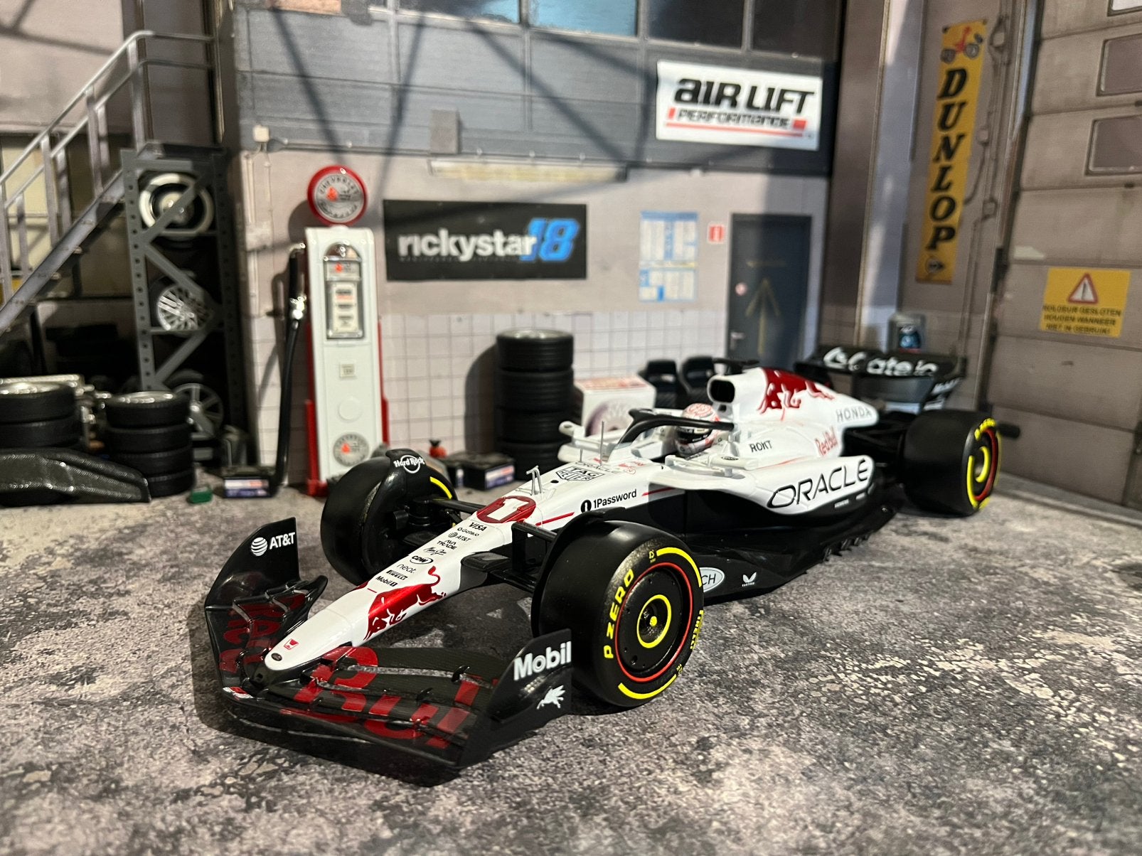 1:18 F1 RedBull Verstappen Japan 2025 - nieuw in doos, Ophalen of Verzenden, Zo goed als nieuw, Auto, Burago