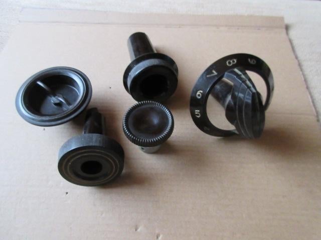 Lot de boutons bakelite pour téléviseur ancien 1940 - 1950, Antiquités & Art, Enlèvement ou Envoi
