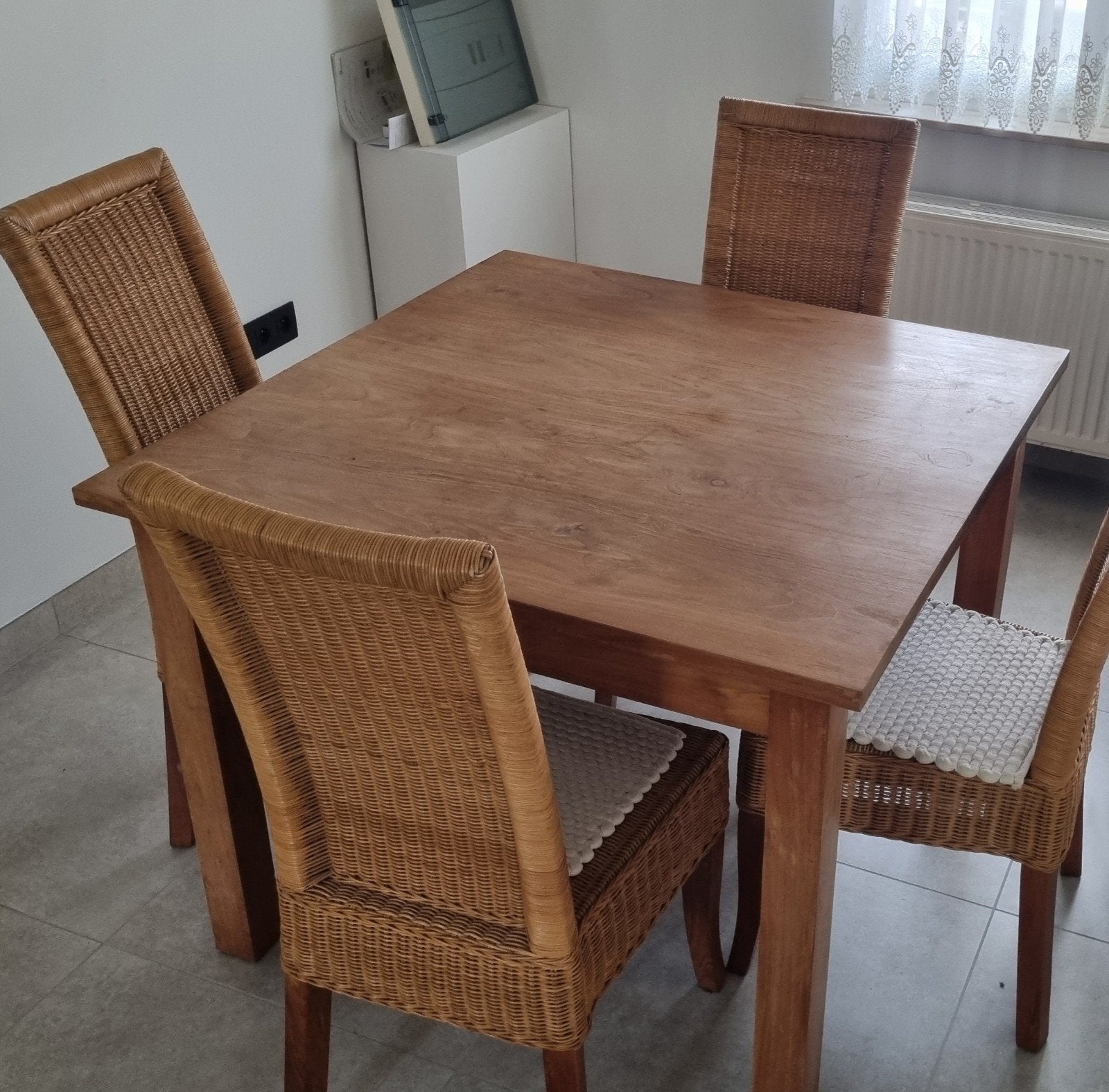 Table à manger avec 4 chaises assorties, Maison & Meubles, Tables | Tables à manger, Enlèvement