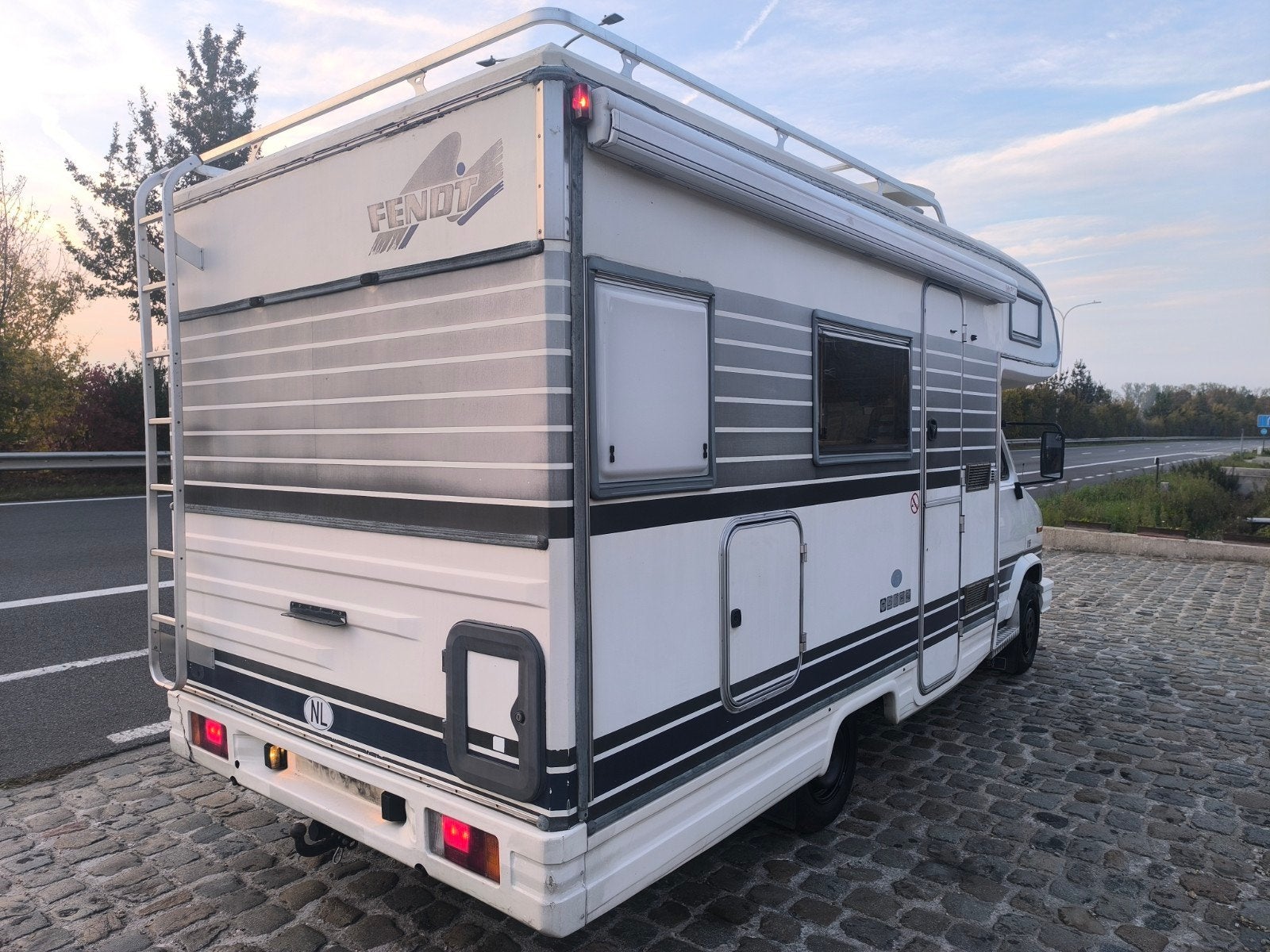 Camping-car soigné avec un bon moteur, diesel 2.5 à l'ancien, Siège de train, Jusqu'à 4, Boîte manuelle, Intégral