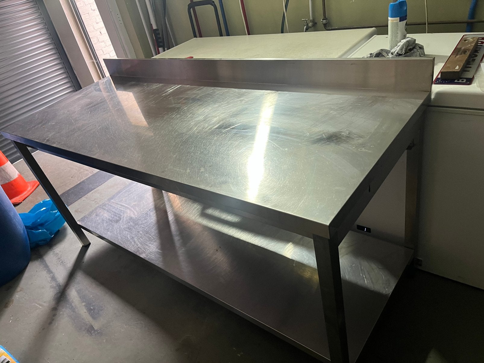 Inox werktafel, Ophalen