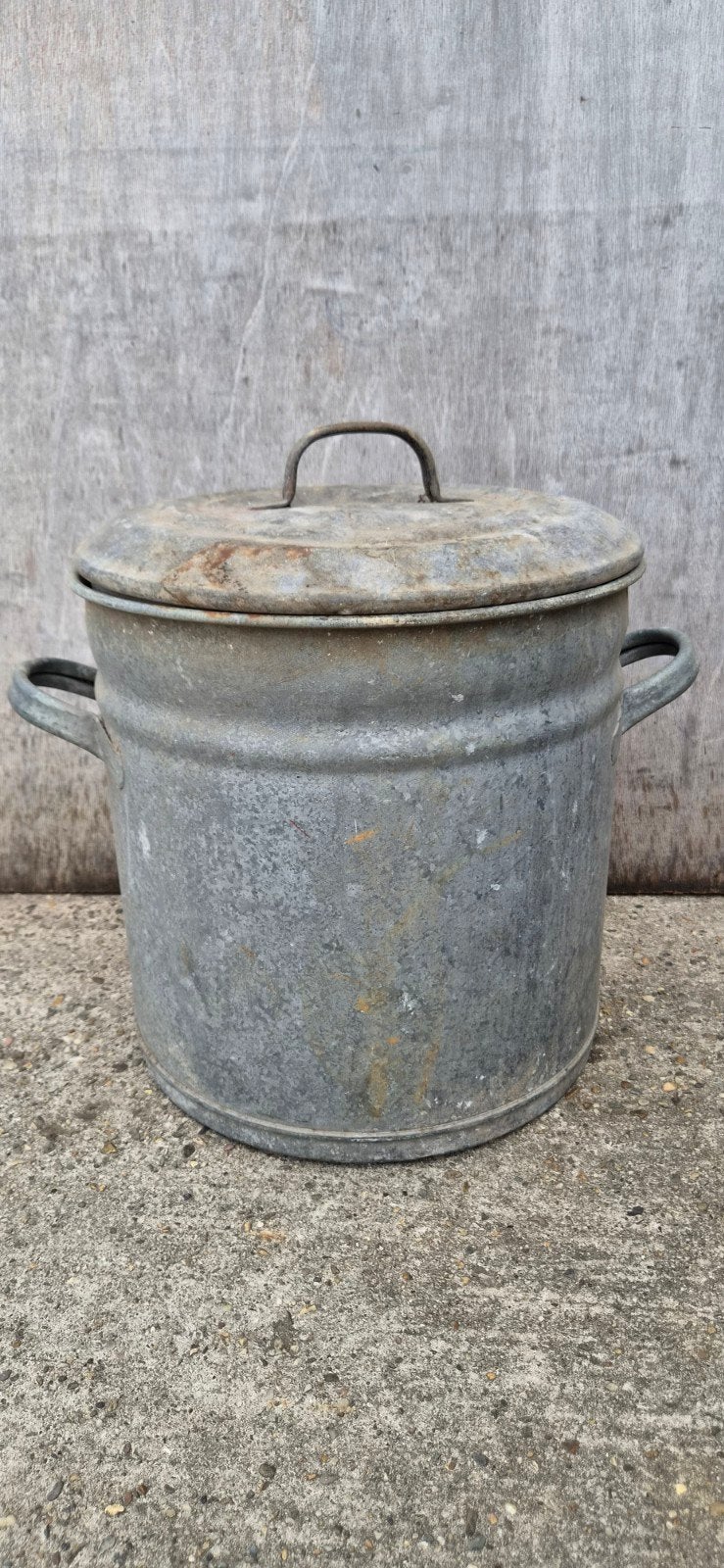 Oude zinken voorraadpot met deksel, Ophalen
