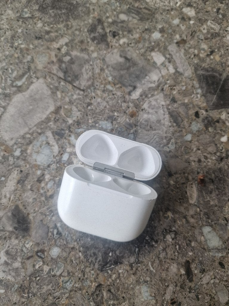Oplaadcase airpod 4, Audio, Tv en Foto, Hoofdtelefoons, Ophalen of Verzenden, Gebruikt