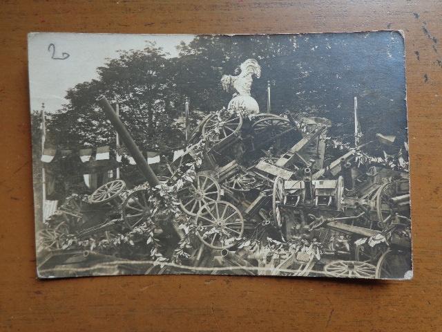 Oude fotopostkaart militaria, Kanonnen op een hoop, Verzenden, Gelopen, Politiek en Historie