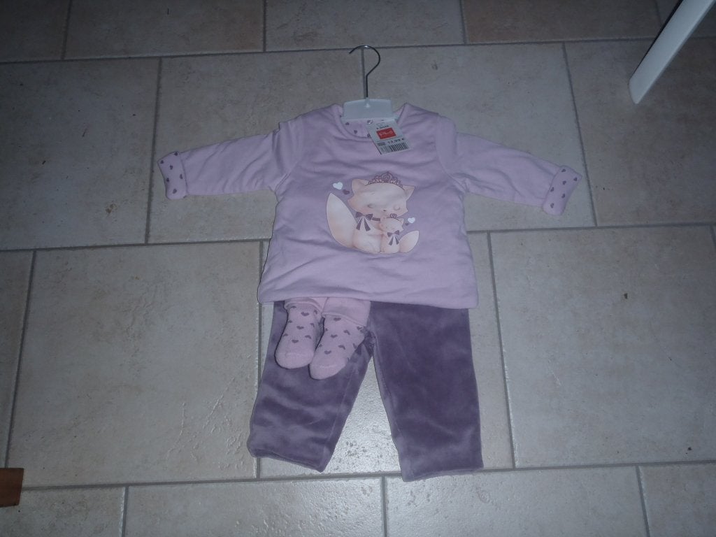 ensemble pull + pantalon + chaussettes taille 74, Enlèvement ou Envoi, Neuf, Fille, Ensemble