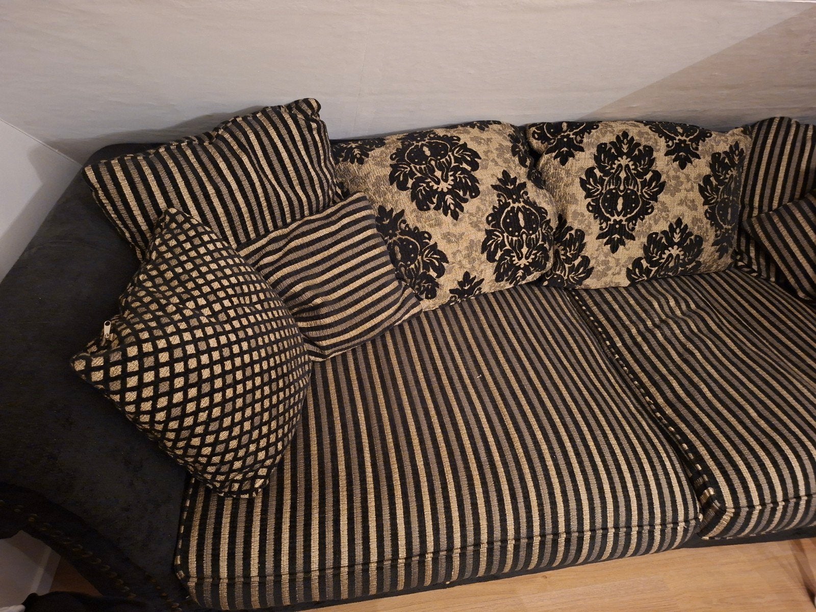 Grote zwarte beige stoffen zetel met veel kussens., Ophalen, Zo goed als nieuw, Driepersoons, Stof
