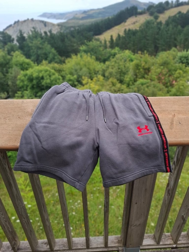 Korte broek heren Under Armour grijs/rood maat S, Ophalen of Verzenden, Zo goed als nieuw, Under armour, Grijs
